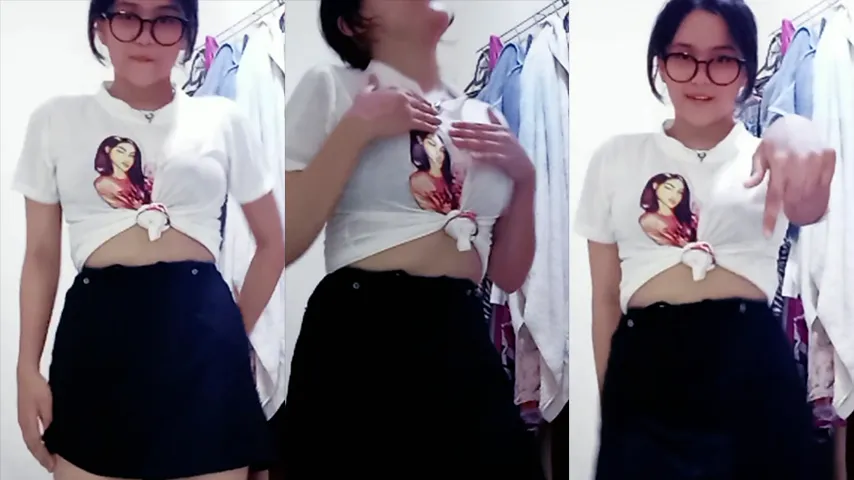Elya Gadis Tiktoker Kacamata Joget
